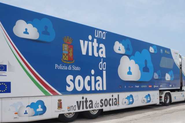 A Bari ''Una vita da social'': il truck della Polizia contro cyberbullismo e sextortion